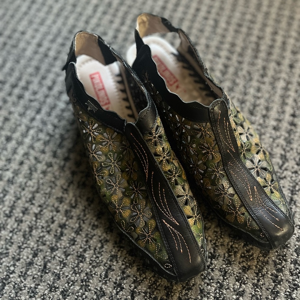 Pikolinos green and black size 38